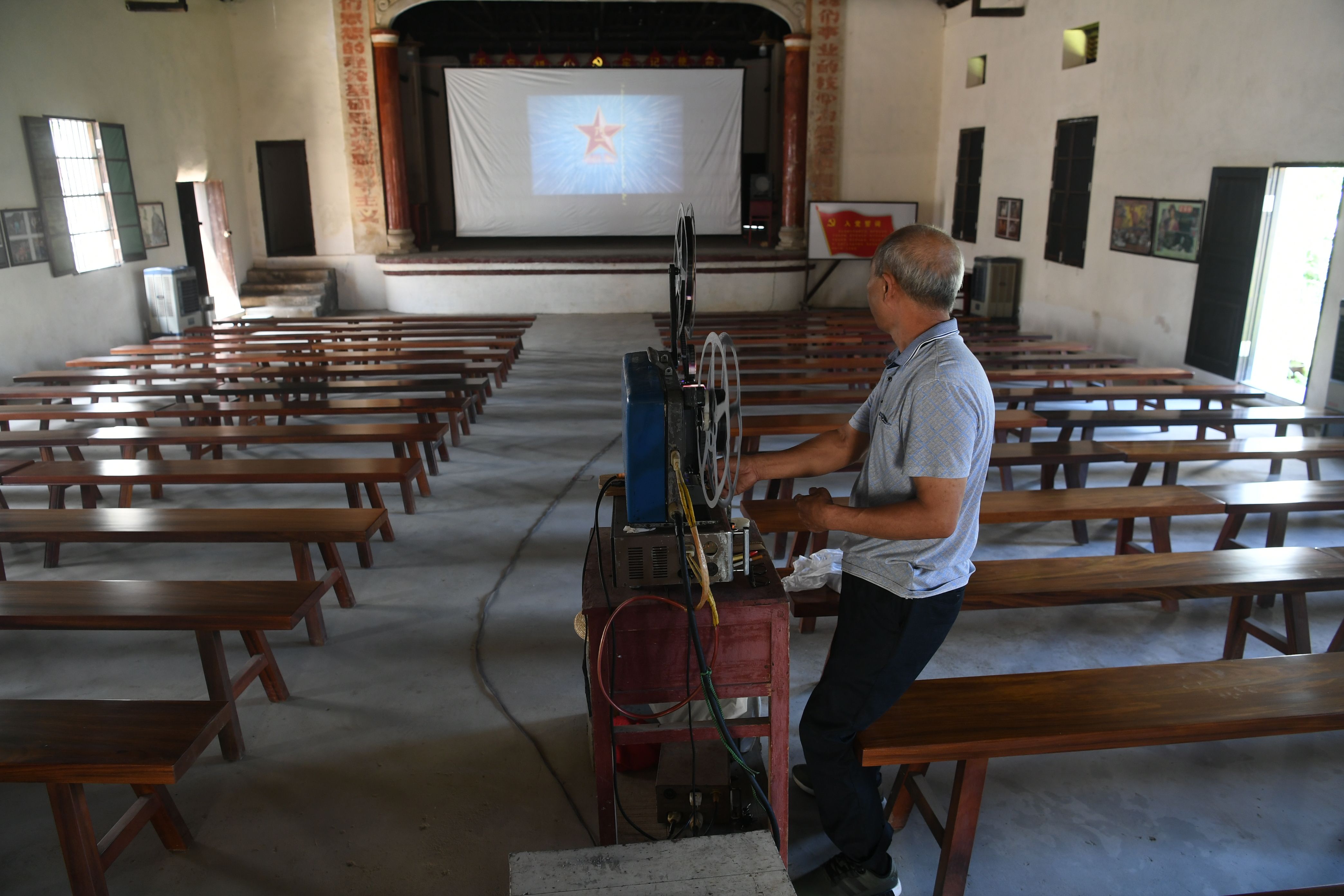 67岁乡村放映员没想到能重操旧业