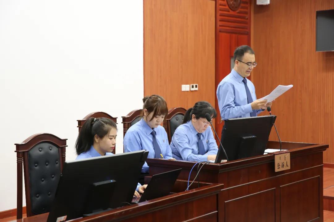 涉嫌受贿890万余元，满洲里市原市委副书记、市长许爱莲受审