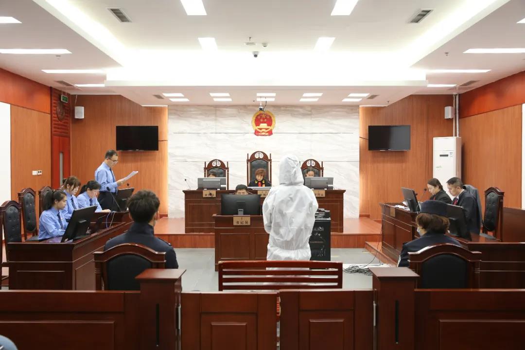 涉嫌受贿890万余元，满洲里市原市委副书记、市长许爱莲受审