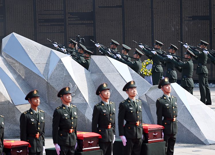 英雄，安息！第七批在韩志愿军烈士遗骸安葬仪式举行