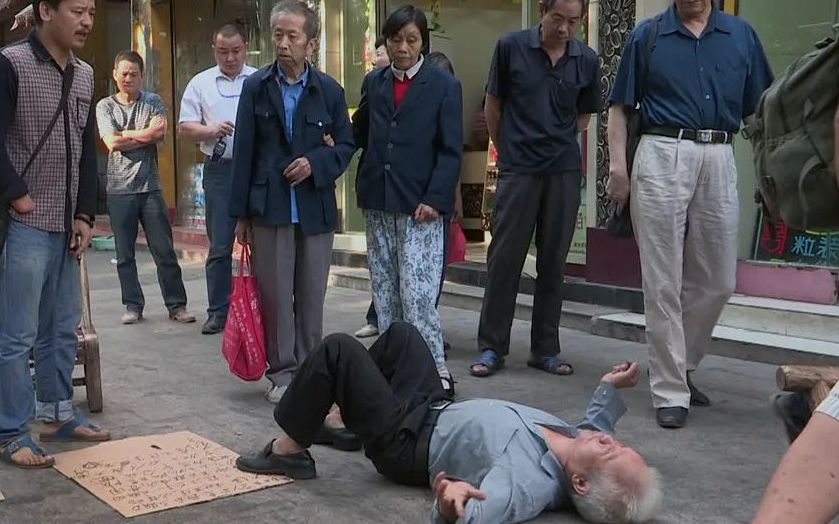 街头“拉锯战”：武汉城管与“地摊王”的矛盾与和解