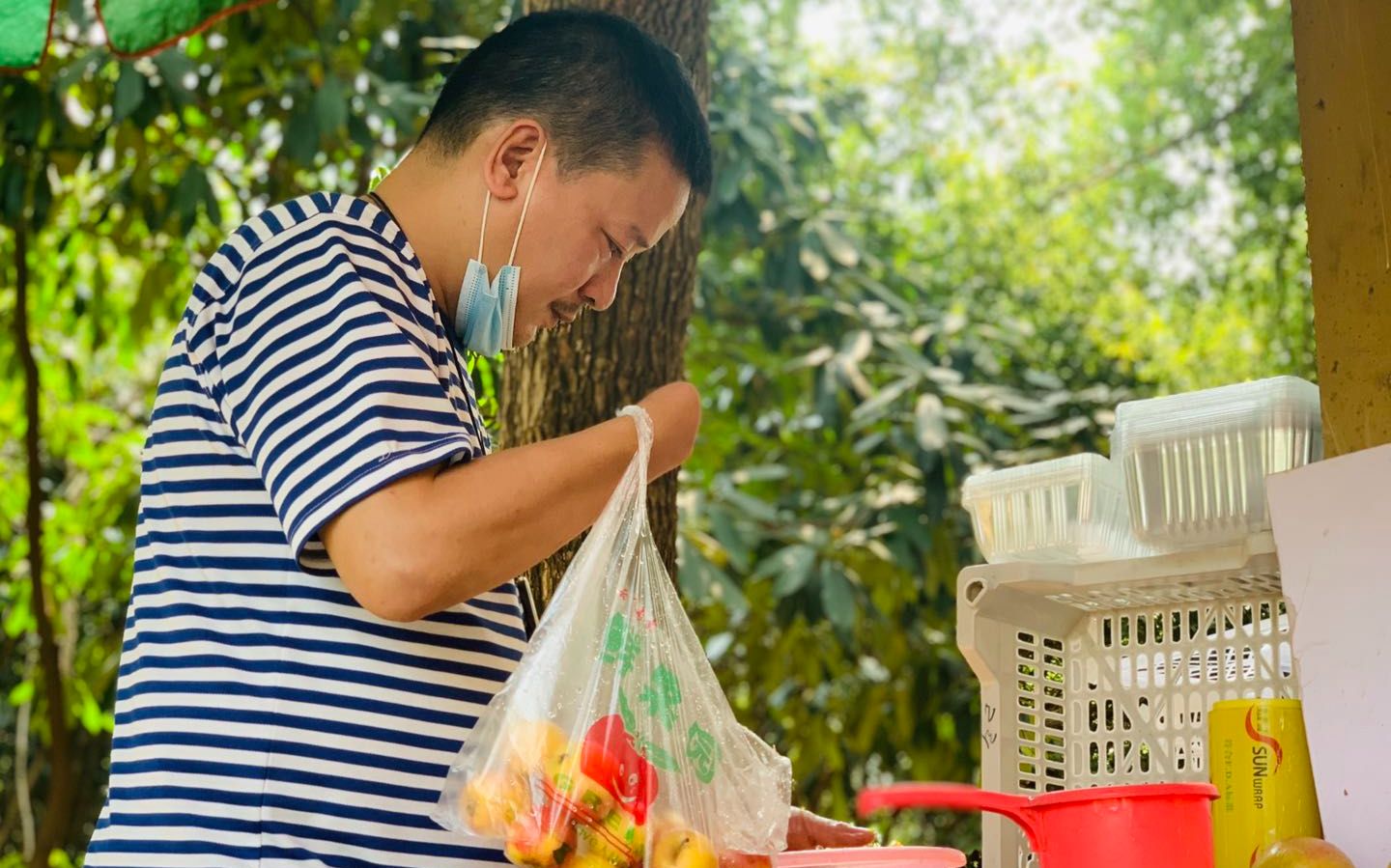 街头“拉锯战”：武汉城管与“地摊王”的矛盾与和解