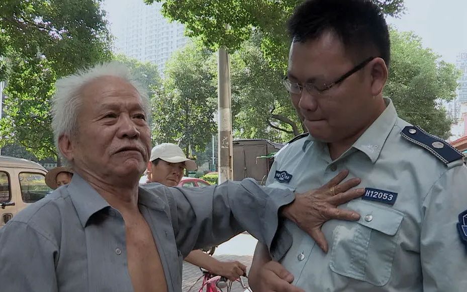 街头“拉锯战”：武汉城管与“地摊王”的矛盾与和解