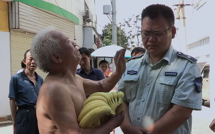 街头“拉锯战”：武汉城管与“地摊王”的矛盾与和解