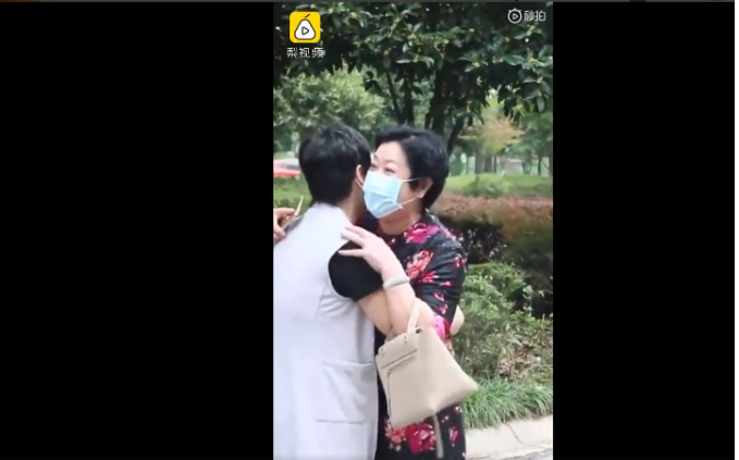 援鄂医生回武汉与治愈者团聚：愿山河无恙，你我皆安