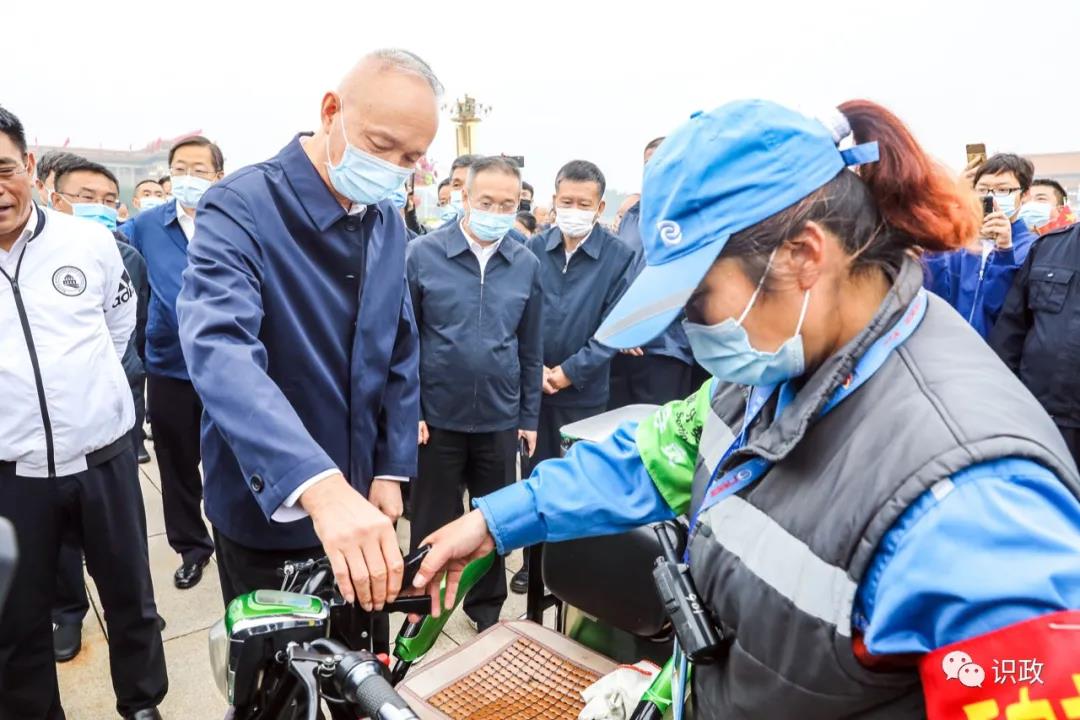 国庆中秋当天，蔡奇检查天安门广场、公交场站、公园