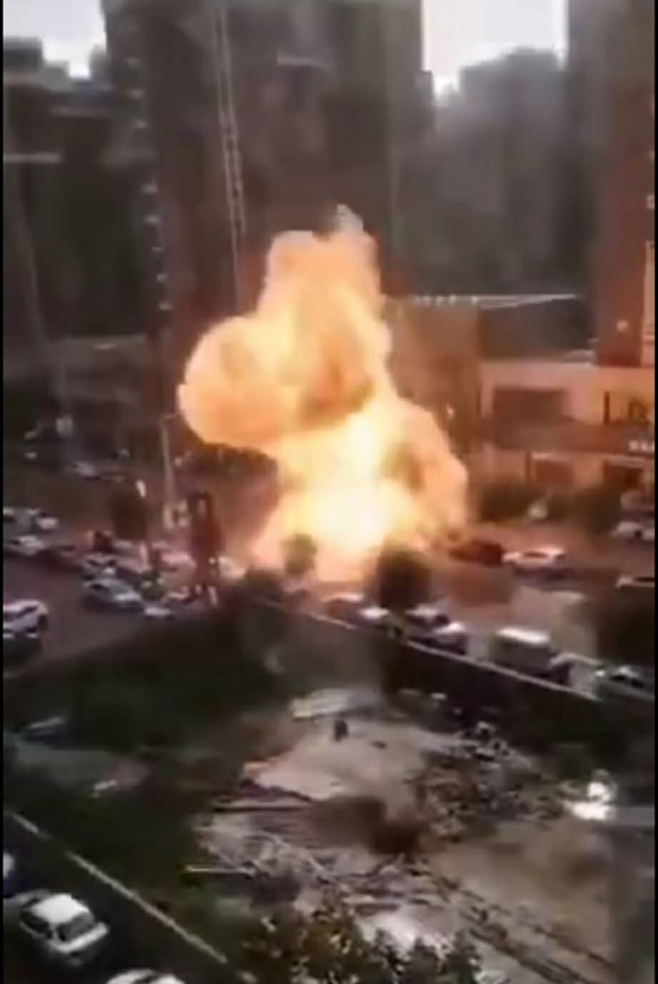 唐山一运输煤气罐车爆炸，有商户和车辆受损，无人员伤亡