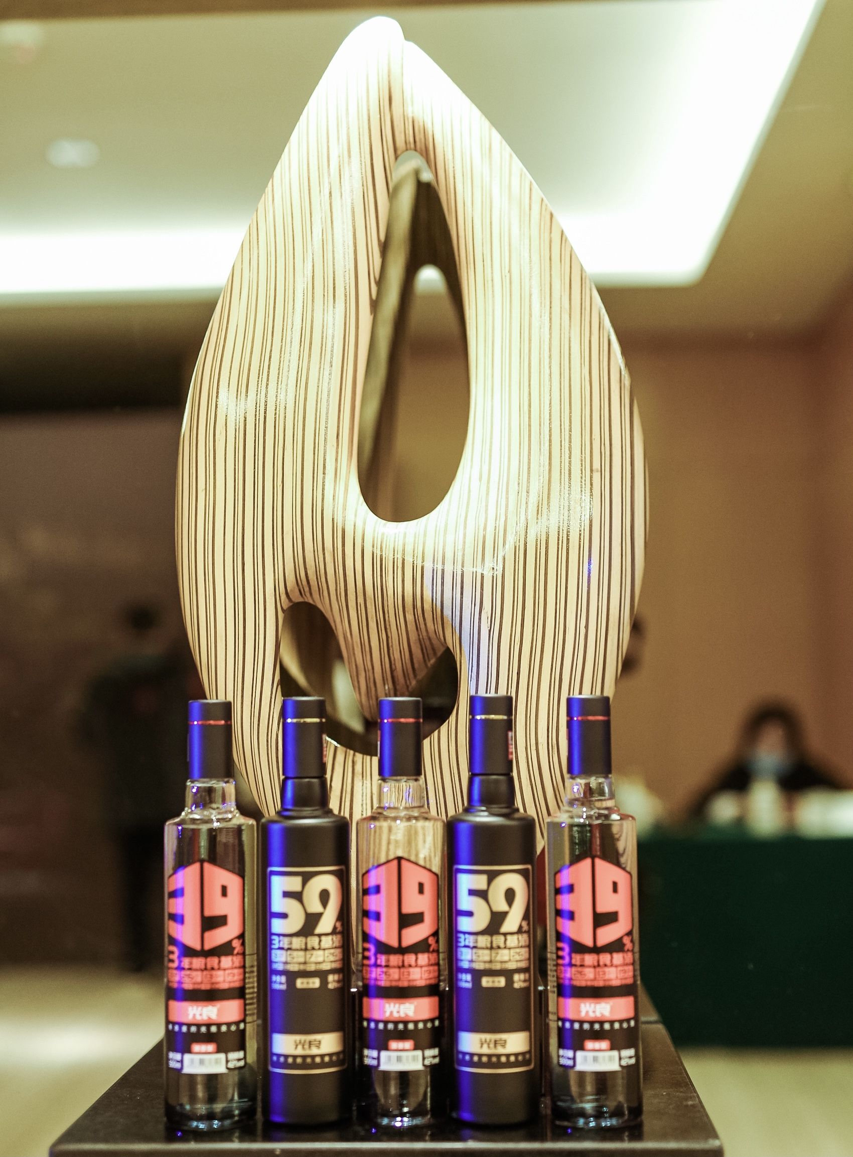 秋季糖酒会光良酒业战略升级签约邹市明为品牌代言人