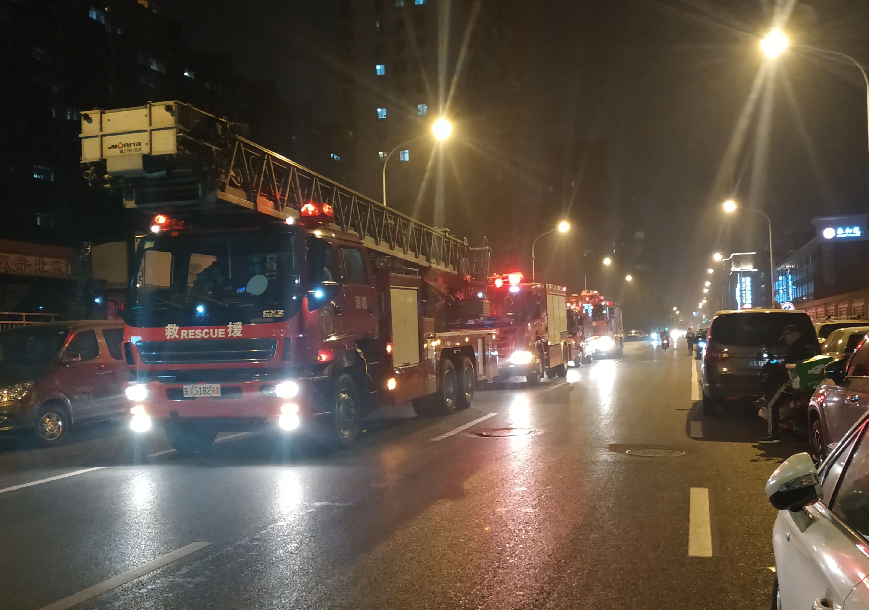 双井北菜园一居民楼起火，现明火已扑灭无人员伤亡