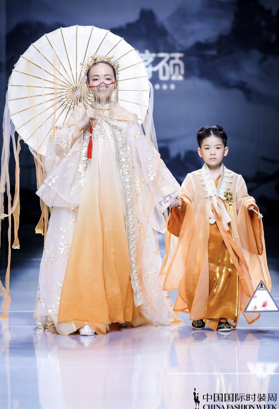 中国时装周看秀｜“生活化”旗袍更摩登，超大码重叠搭配有惊喜-足够资源