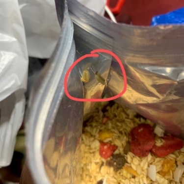 涉及王饱饱麦片的消费投诉比比皆是,其中吃出虫子,蟑螂的消费者更是大