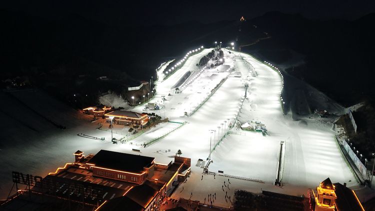 南山滑雪度假村董事长卢自然介绍,雪场刚开放没几天,白天场游客已达到