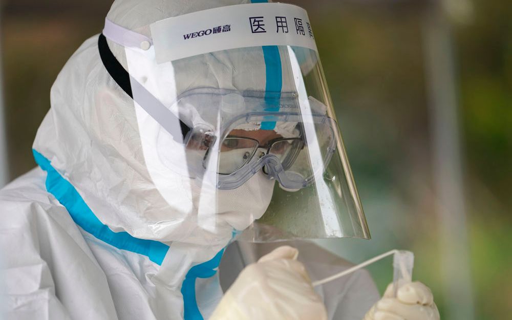 据新华每日电讯:有的市场,商超测温验码执行不严格,有的落实佩戴口罩