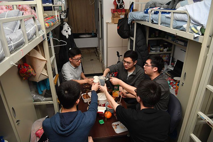 2月11日,大年三十,永康公寓一间宿舍内,四位同仁医院职工邀请另外一名