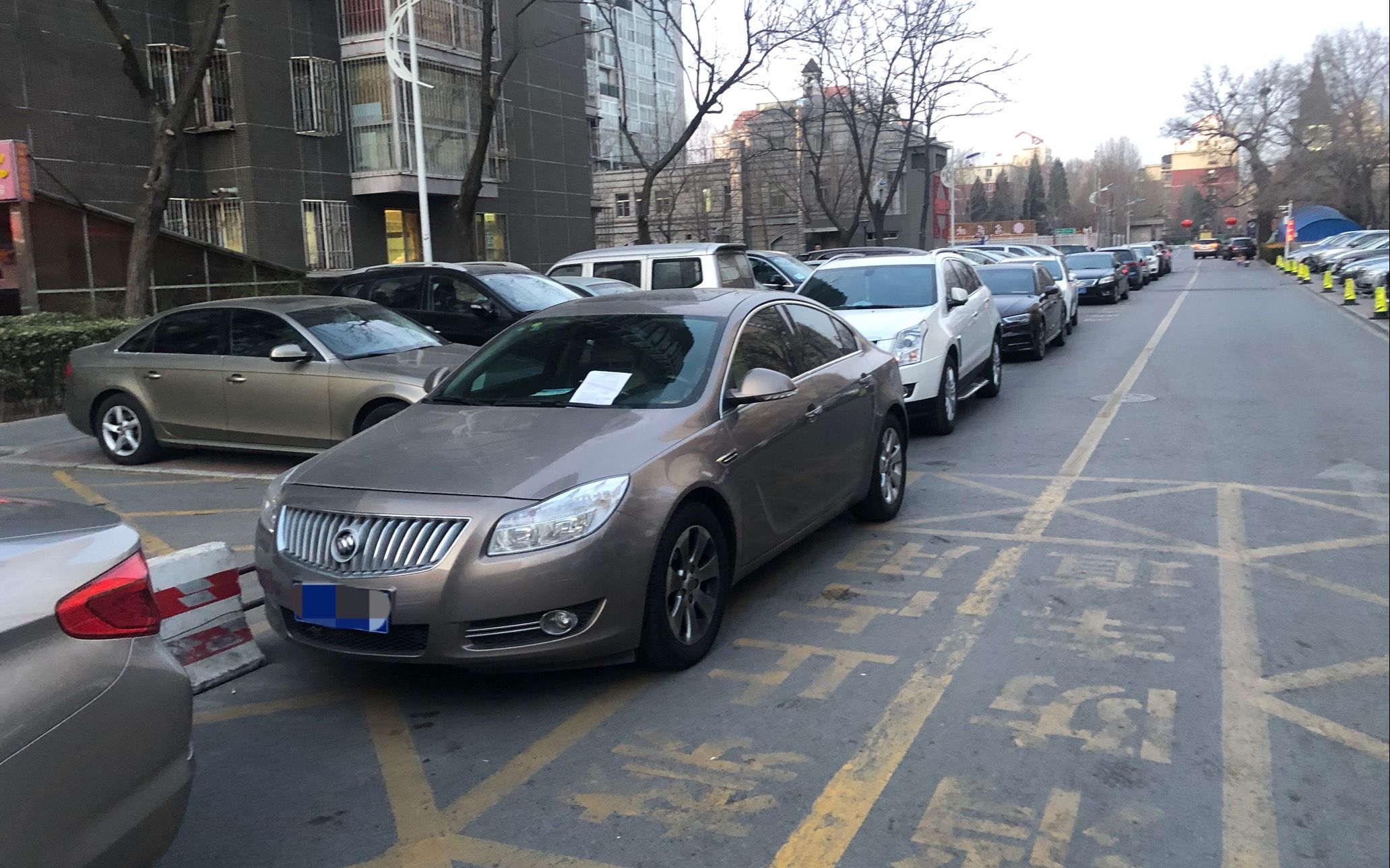 西城一小区私家车占用消防通道保安现场贴条有事新京报