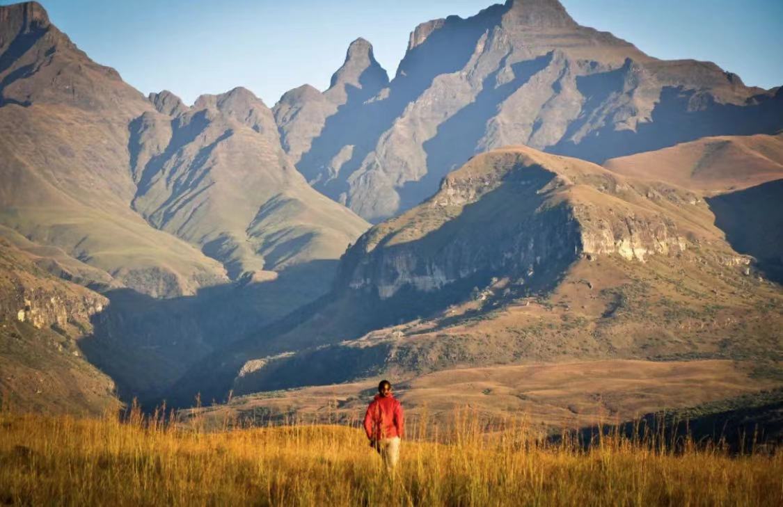 云游四方探索非洲秘境有沙滩洞穴和能看到神奇动物的沼泽林