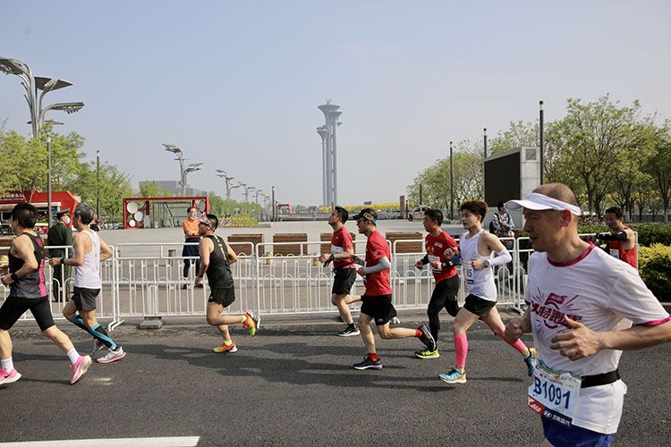 组图2021年北京半程马拉松冲刺男女均打破赛会纪录
