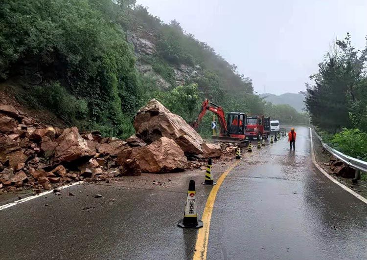 北京郊区多处滑坡路段已抢通周末出游请远离山路