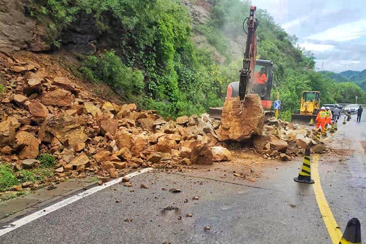 北京郊区多处滑坡路段已抢通周末出游请远离山路