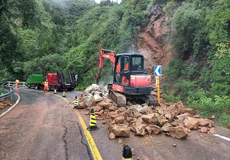 北京郊区多处滑坡路段已抢通周末出游请远离山路