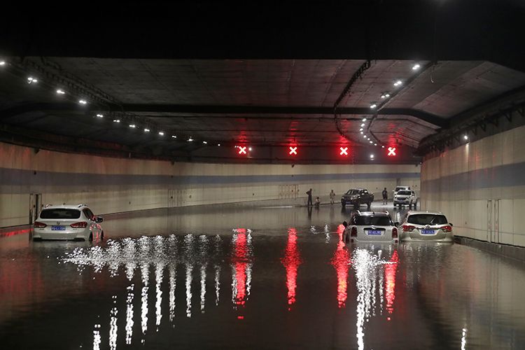 直击| 郑州东三环隧道积水封路 排水作业进行中