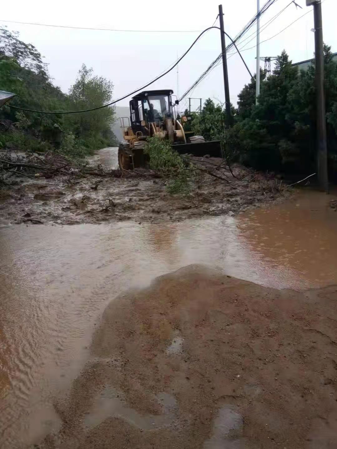 河南巩义窑岭村暴雨中组织村民自救今早村里抢通第一条路