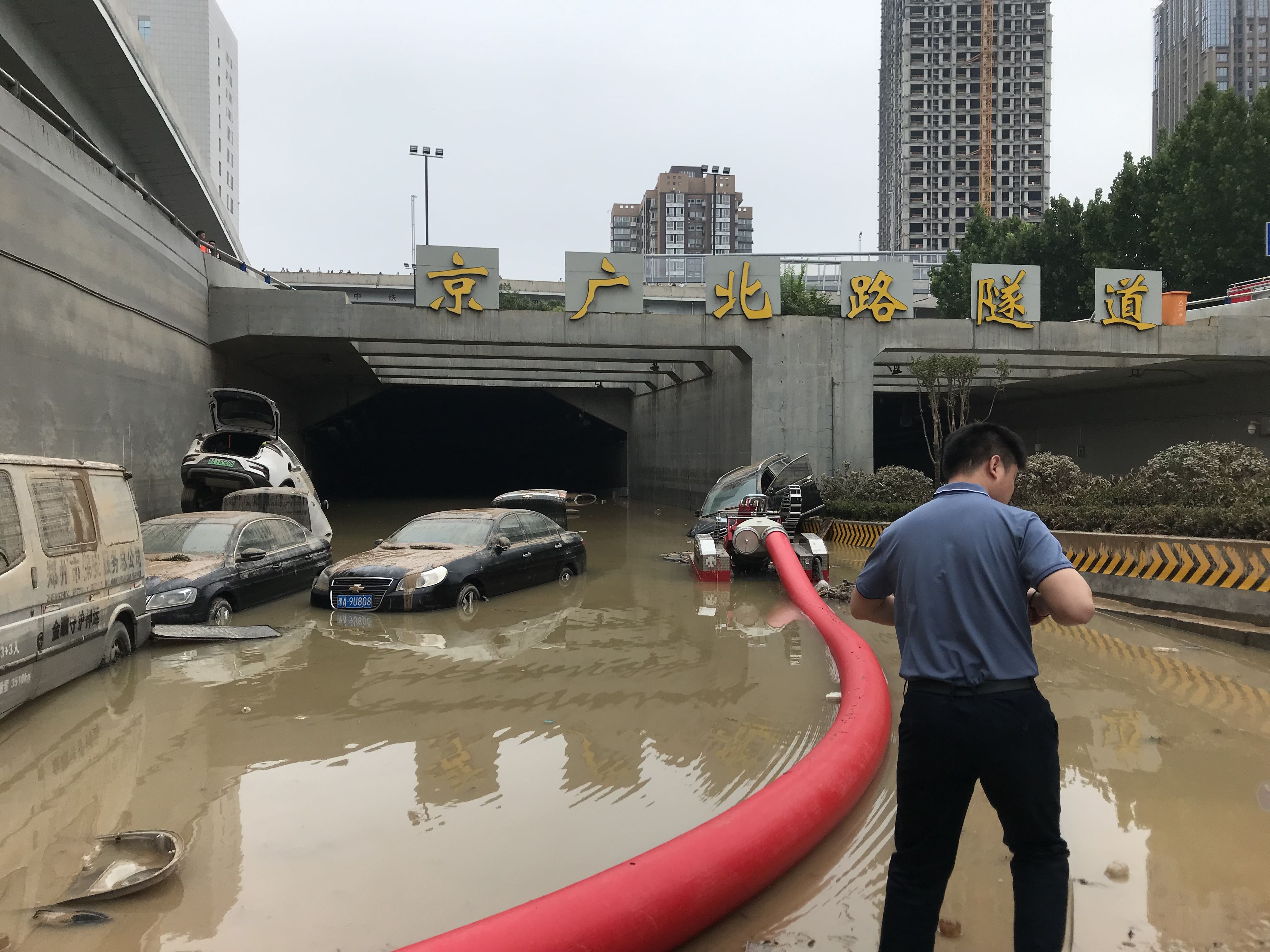直击京广北路隧道排水涉水车辆超两百抽水机连抽两天仍未停