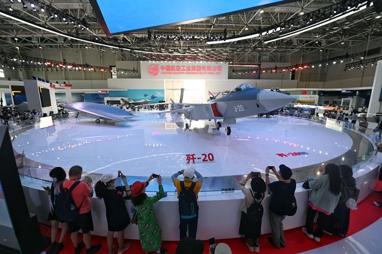 航展上国产新枪随意把玩军迷贴心过瘾