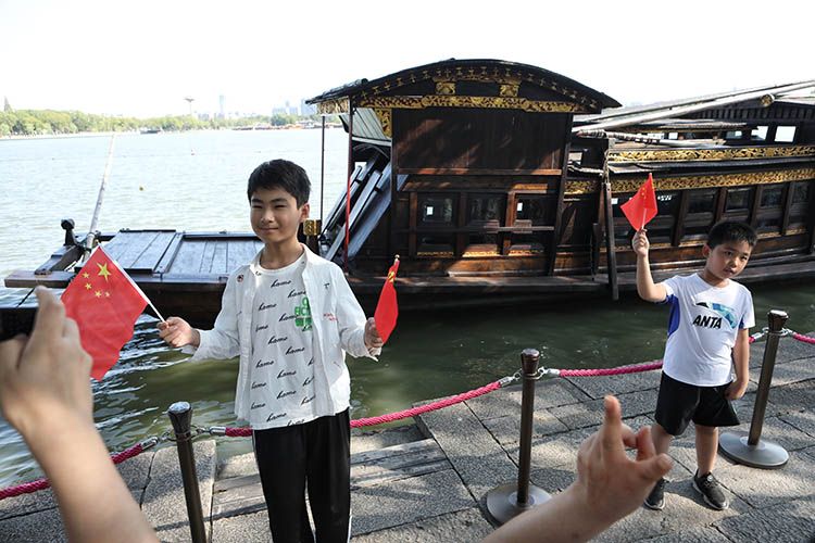 国庆游打卡革命圣地嘉兴南湖红船迎客流高峰