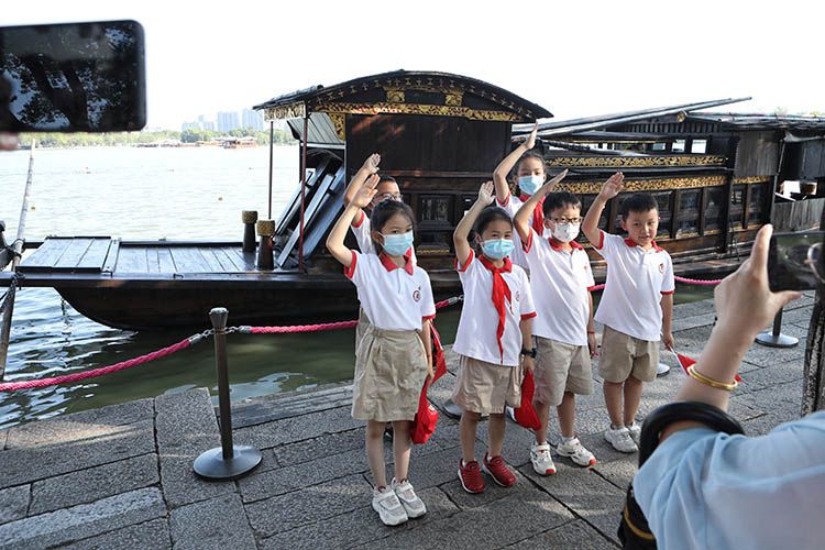 国庆游打卡革命圣地嘉兴南湖红船迎客流高峰