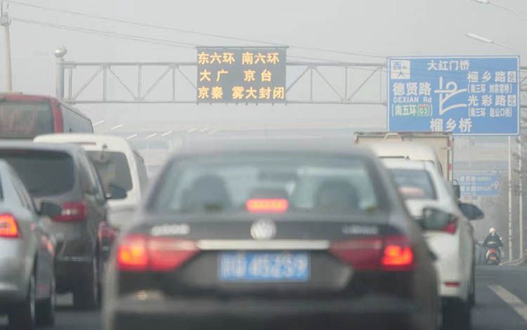 晨雾锁京城 多条高速公路封闭