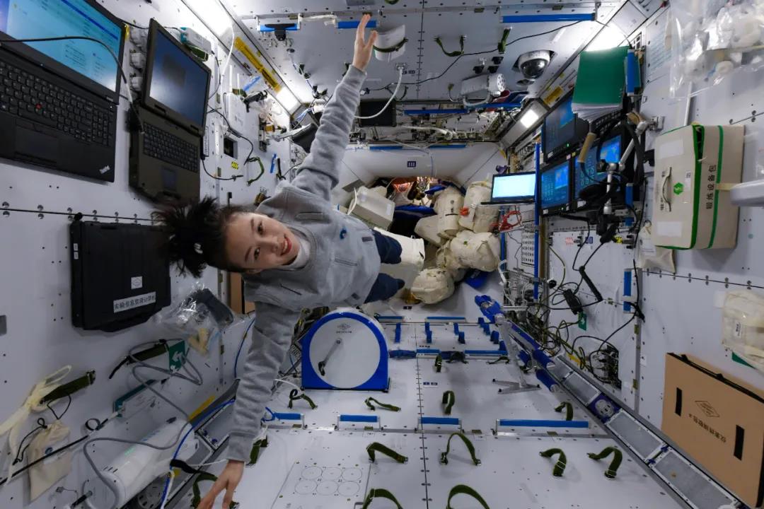航天员王亚平在轨美图来啦一起看看空间站生活的小确幸