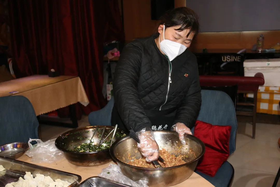 恒宏平台：冬至，宋庄小堡封控区的画室师生们吃上了热乎乎的饺子！\恒宏主管 (图2)
