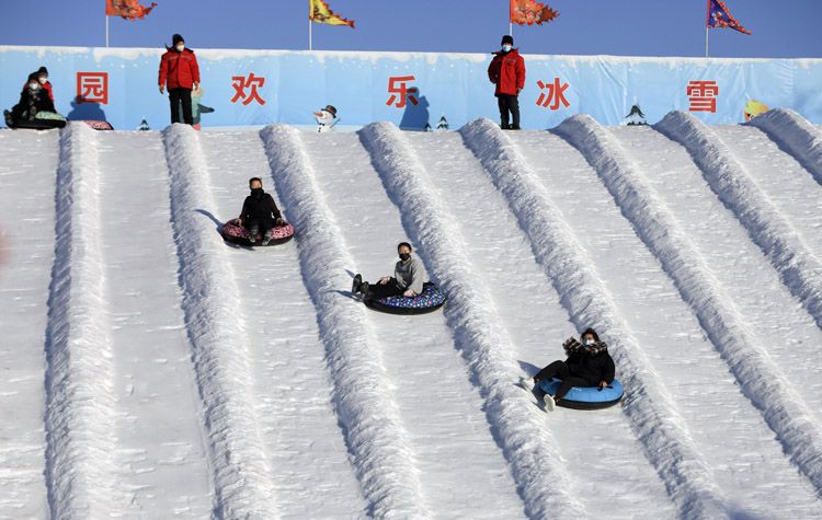 圆明园2万4千平米冰雪场元旦亮相