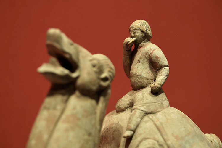 胡人吃饼骑驼俑(隋).银鎏金镶珠金翅鸟(宋).