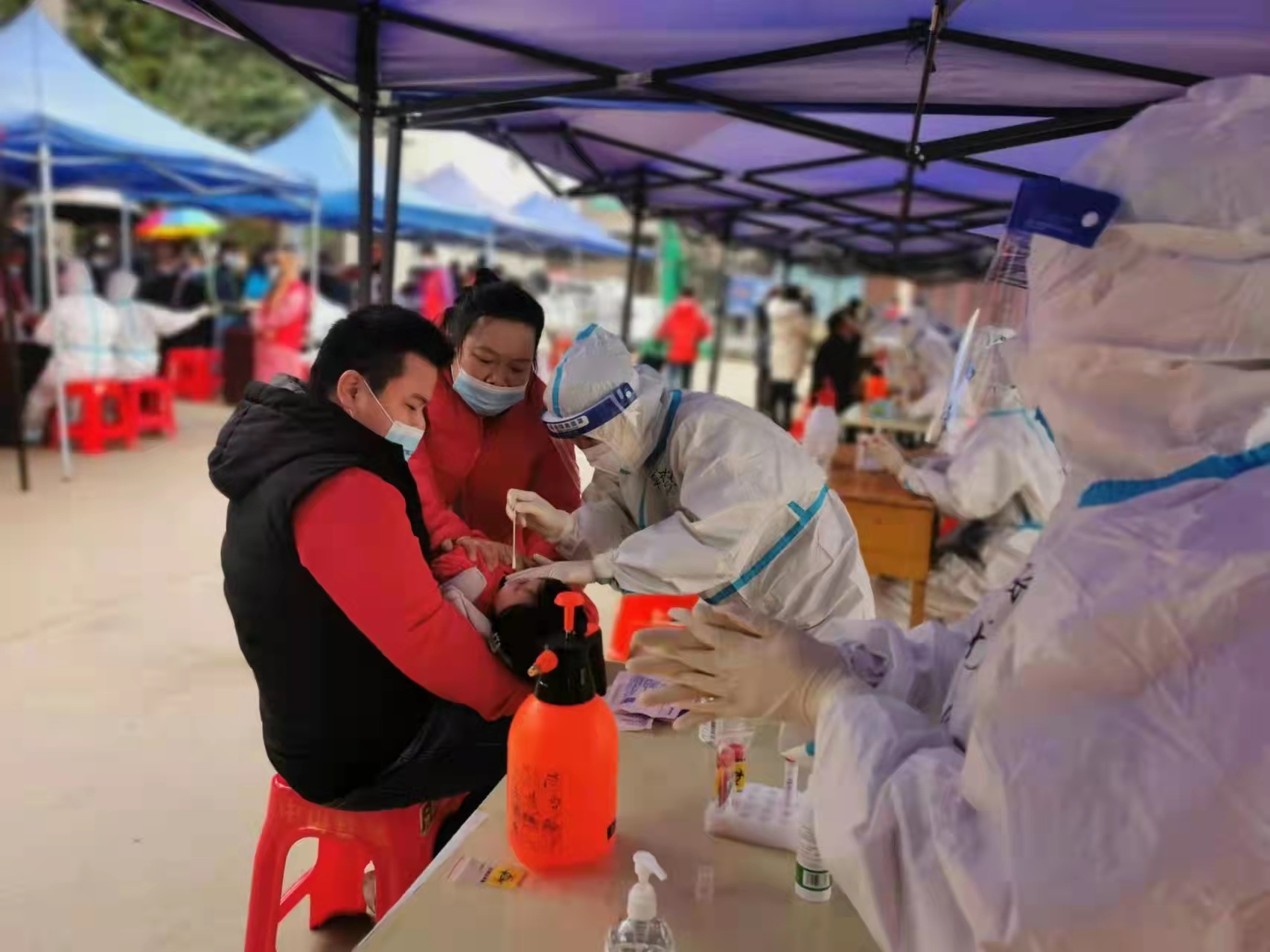 广西百色抗疫志愿者冒雨做核酸希望为家乡做点事