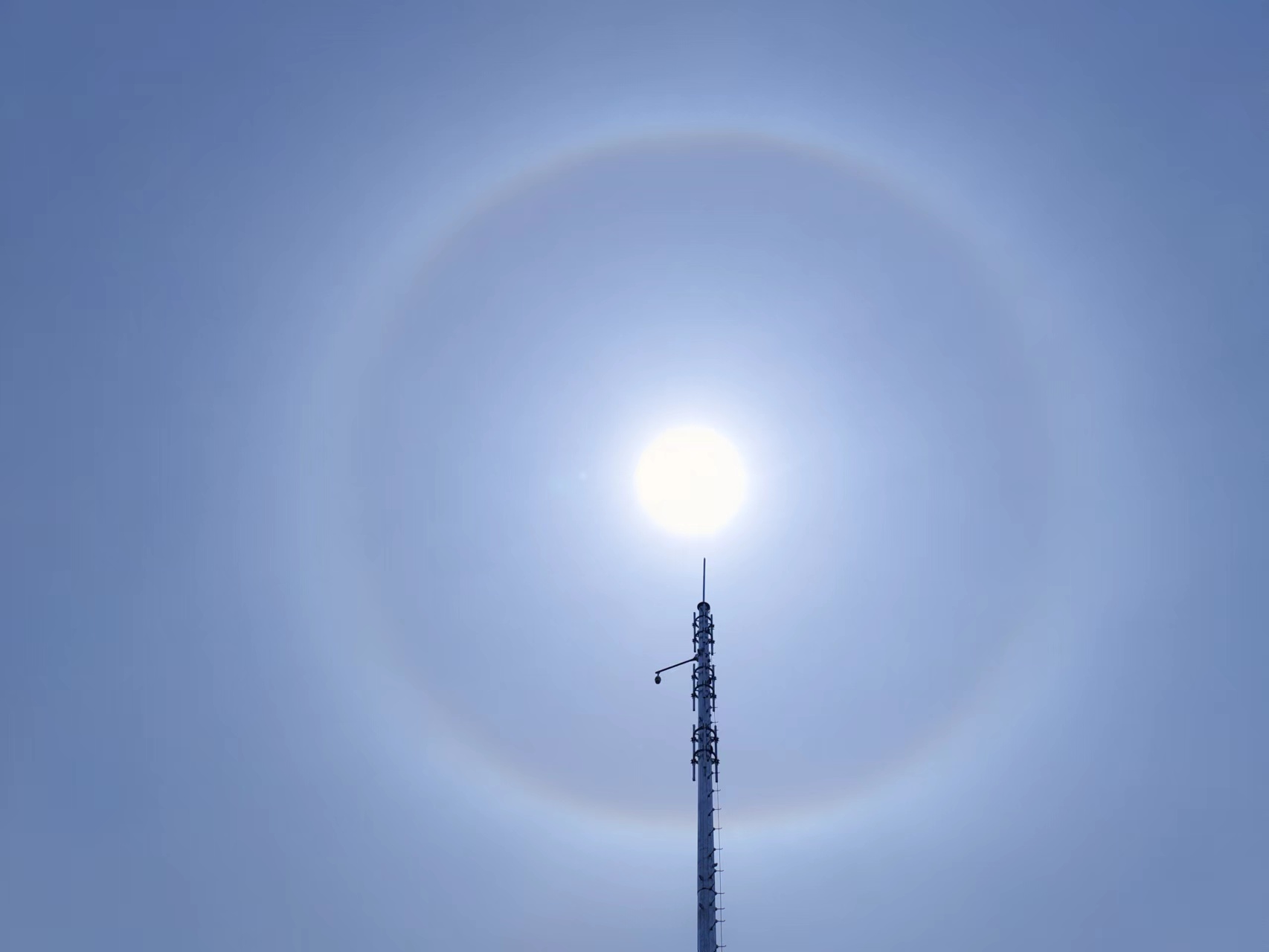 北京天空出现日晕 专家 常见现象 由太阳光折射形成