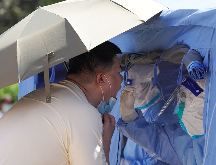 抗疫一线高温烤验冰块风扇来助阵