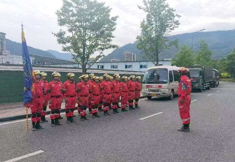 雅安發生61級地震4死14傷救援力量奔赴災區