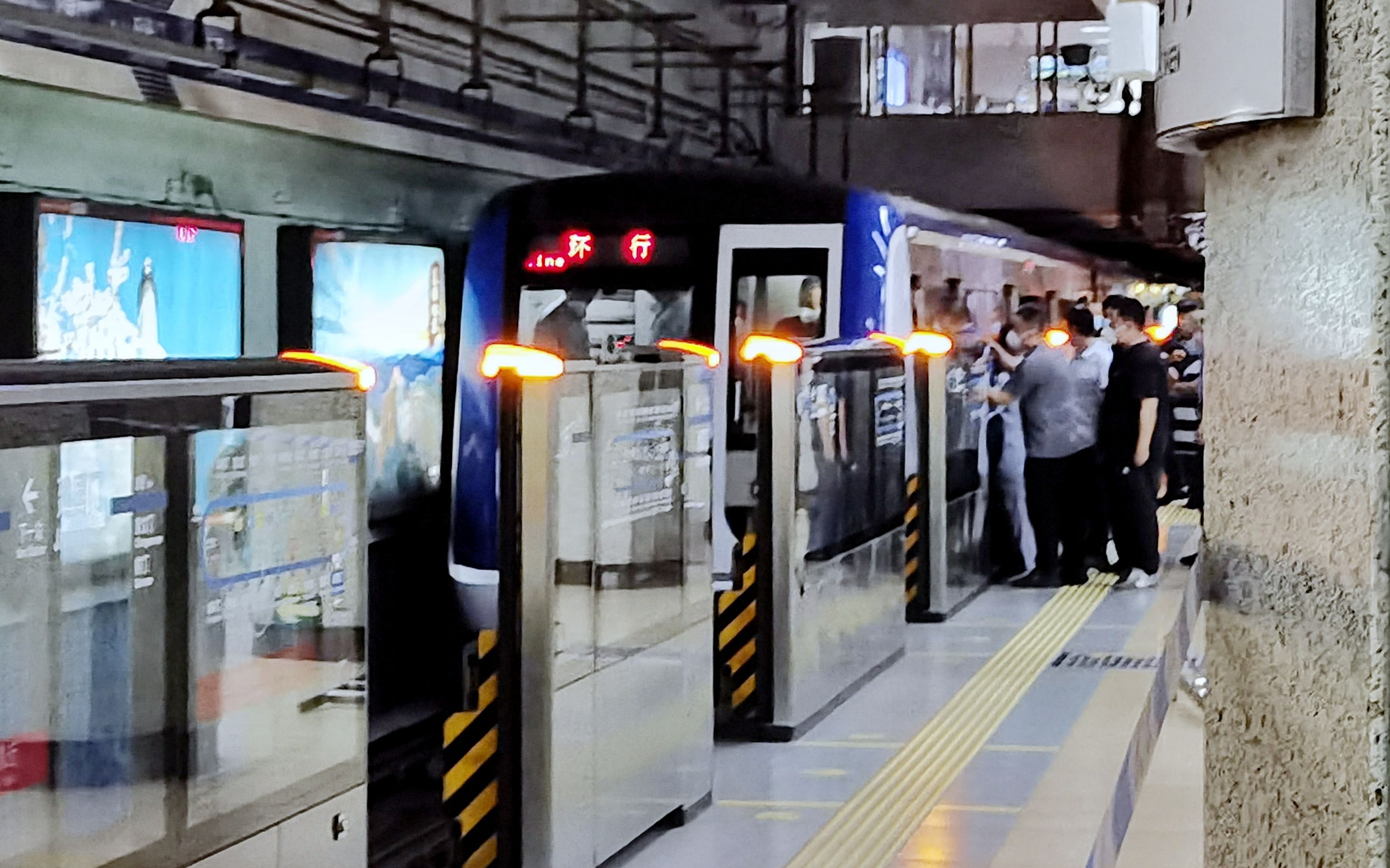 一乘客进入北京地铁2号线轨道，现场处置完毕逐步恢复运营