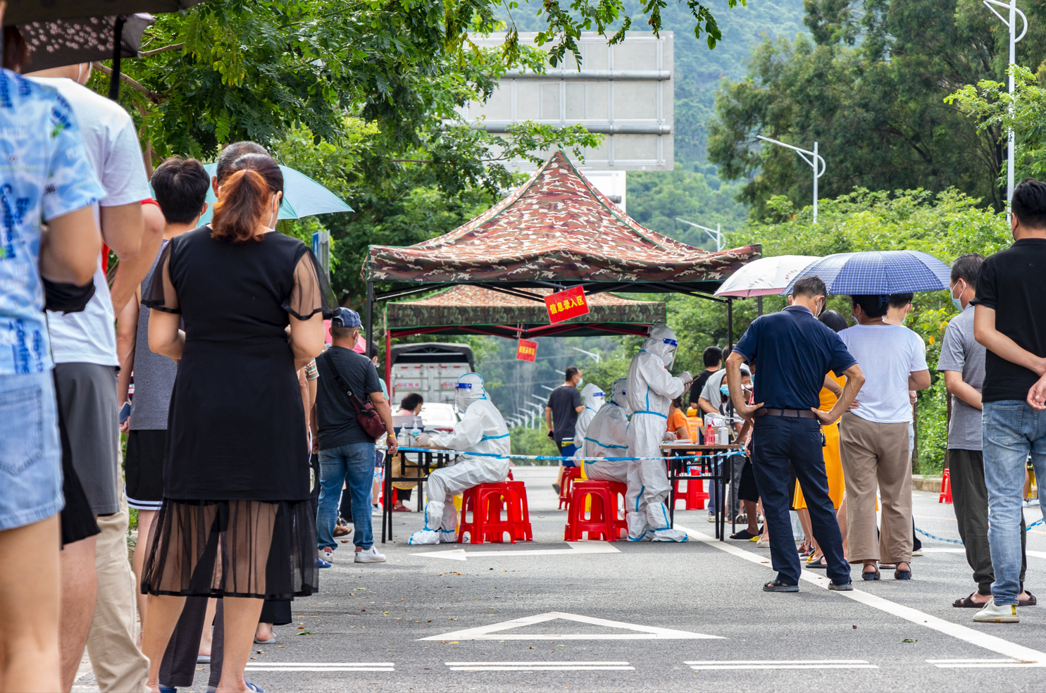 2156名滞留三亚旅客离岛多地发布返程防疫规定