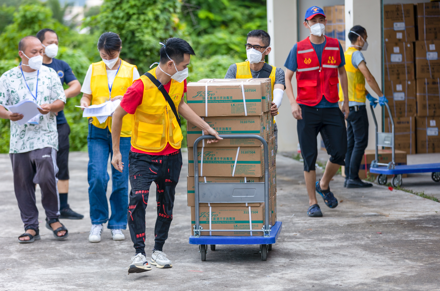 2156名滞留三亚旅客离岛 多地发布返程防疫规定