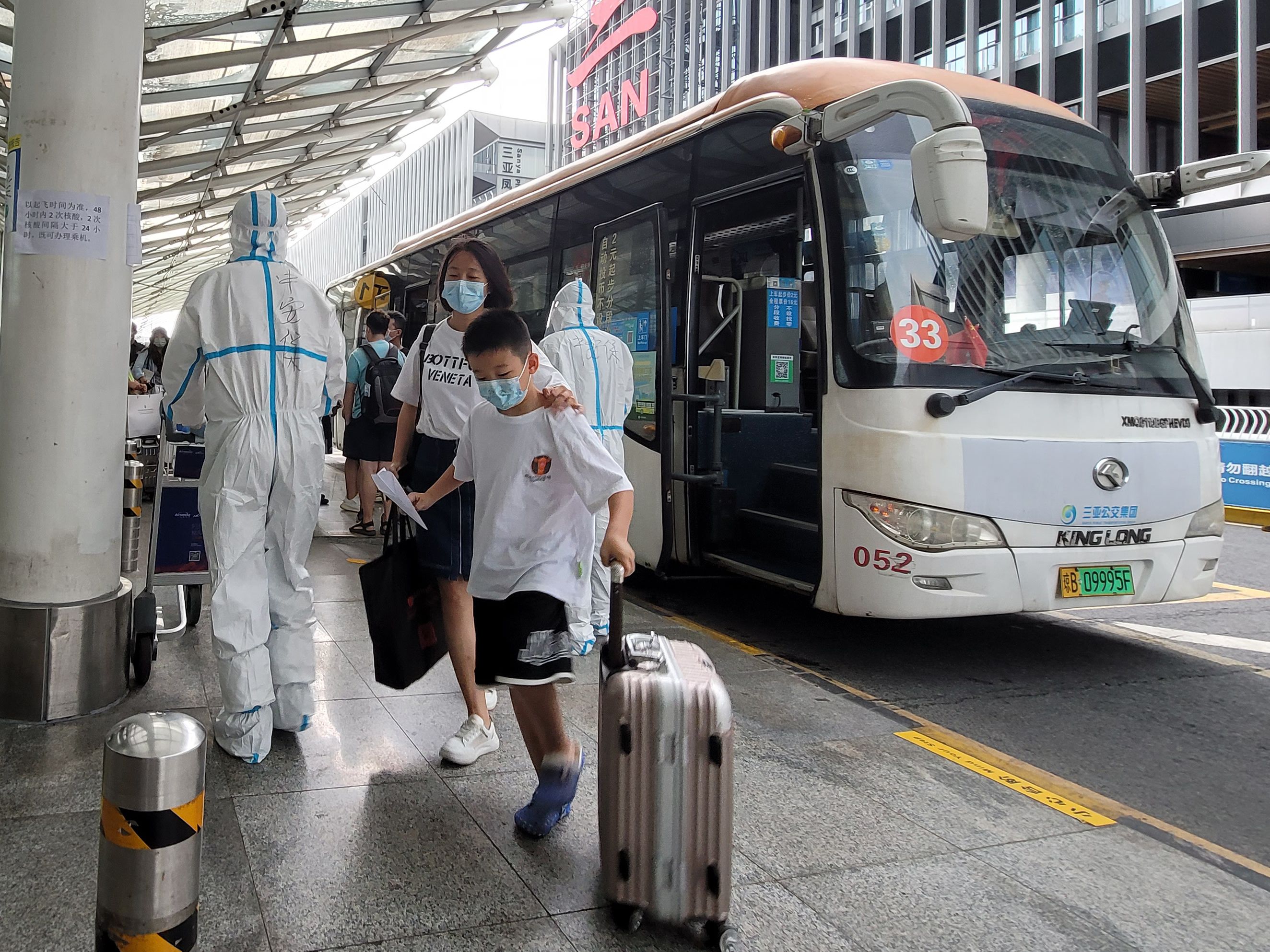 2156名滞留三亚旅客离岛 多地发布返程防疫规定