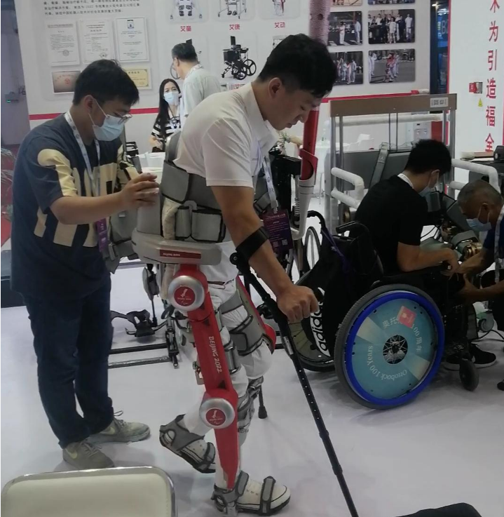 什么是康复机器人机器人参与康复训练：身外“骨骼”帮助患者站立、行走_https://www.jmylbn.com_新闻资讯_第1张
