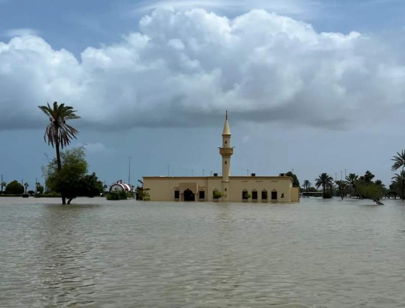阿联酋天气预报 阿联酋洪灾致7死800多人被救援，惊心动魄