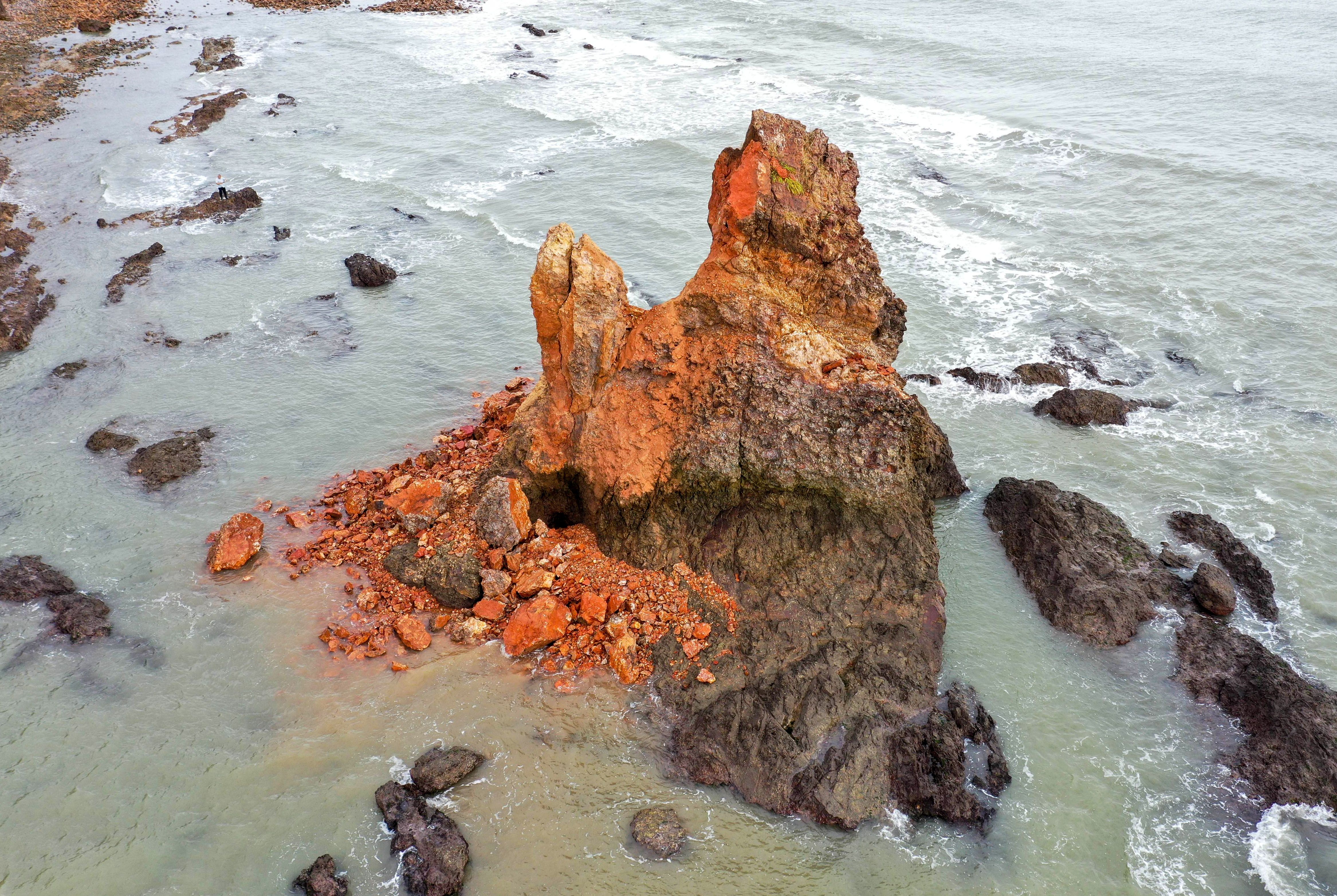 青岛知名景点“石老人”坍塌，专家称复原需考虑多种因素