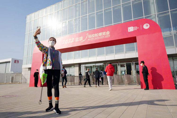 22北京马拉松参赛选手领取参赛物品