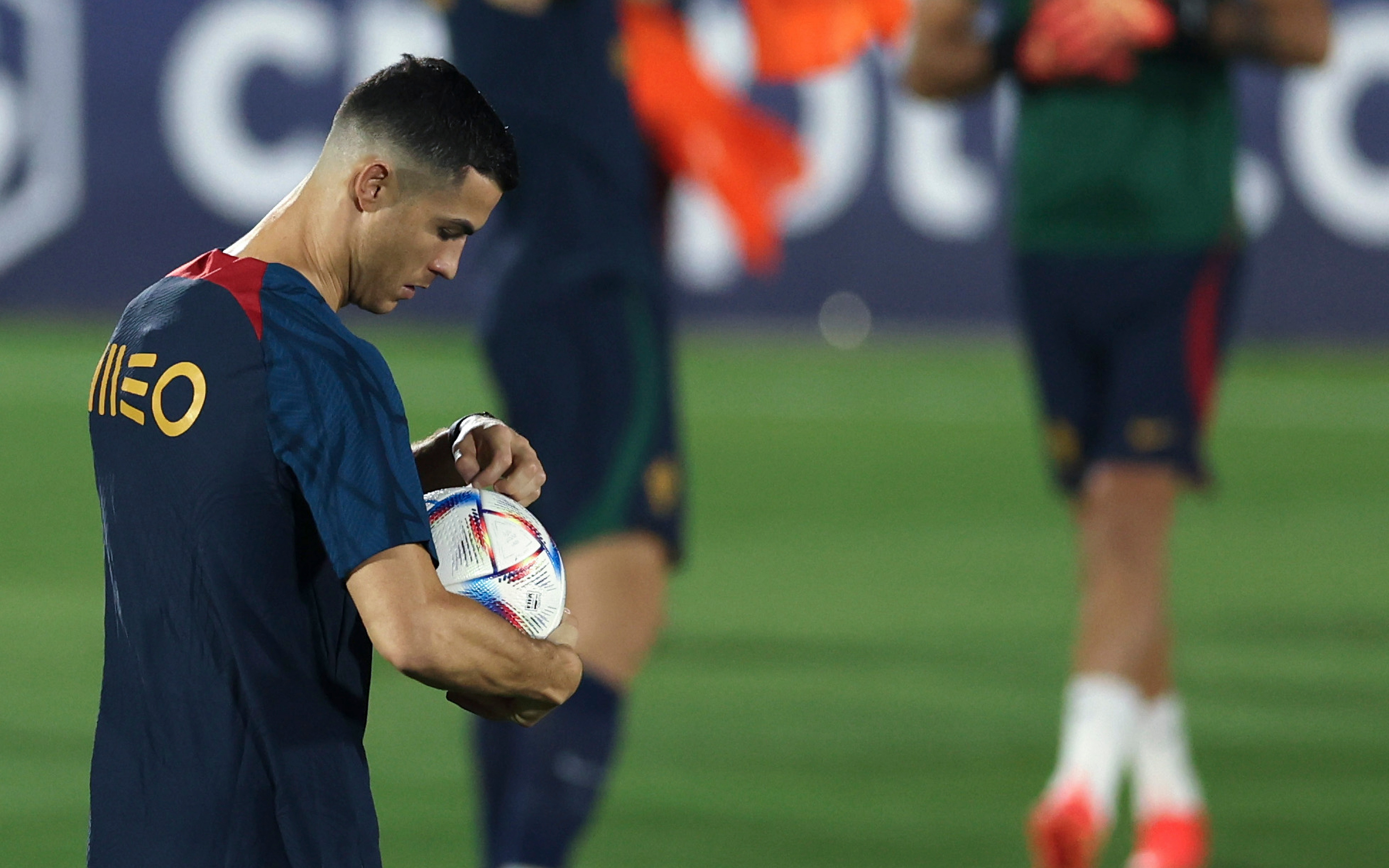 11月23日,就在2022年卡塔尔世界杯如火如荼进行时,还未正式亮相的c罗