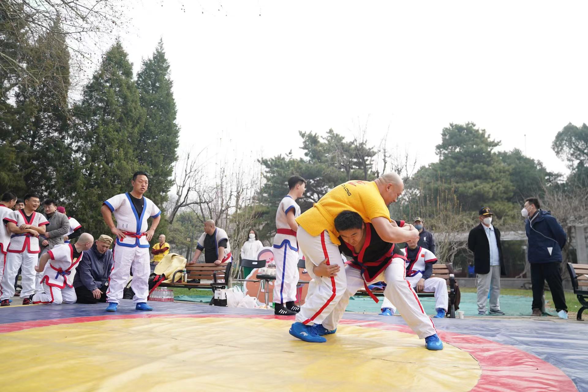 竖蛋比赛迎春分来日坛公园体验传统体育项目