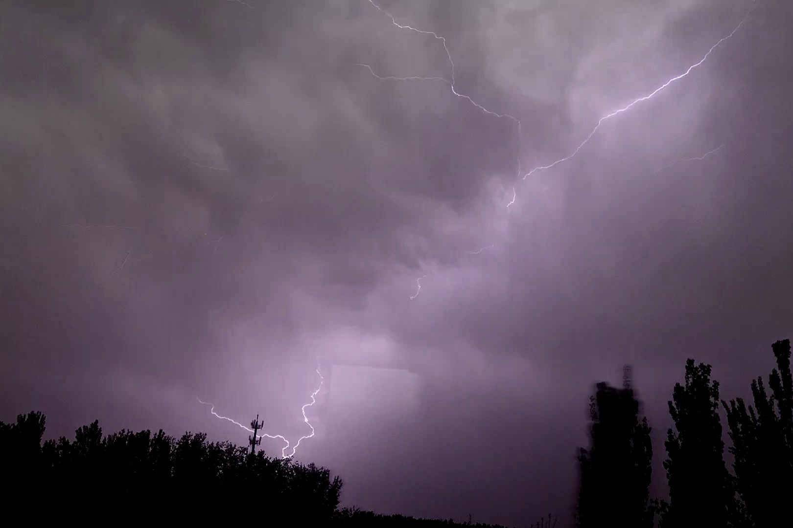 北京发布雷电冰雹双黄色预警,明天有大风